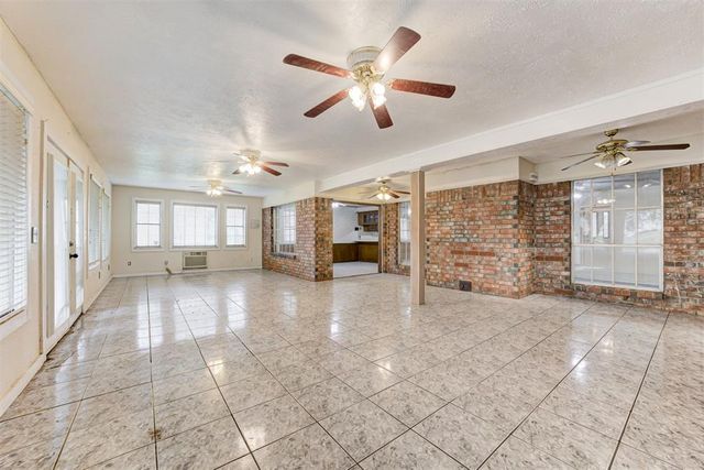 2301 S Manor Road, Yukon, OK 73099