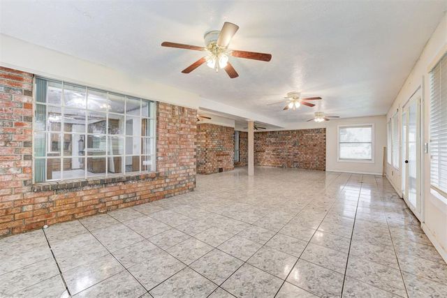 2301 S Manor Road, Yukon, OK 73099