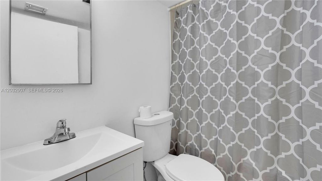 Image 14 of property listing at 546 SW 1st St 603, Miami, FL 33130