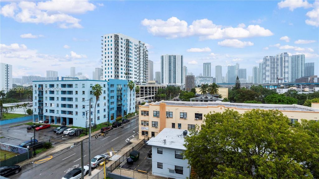 Image 15 of property listing at 546 SW 1st St 603, Miami, FL 33130