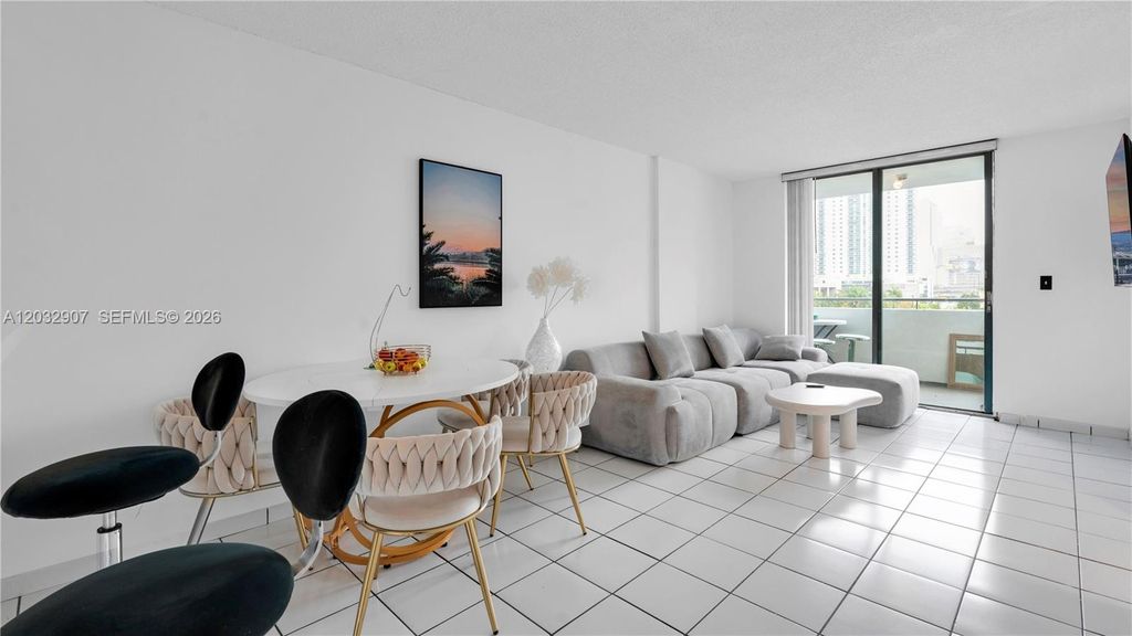 Image 2 of property listing at 546 SW 1st St 603, Miami, FL 33130