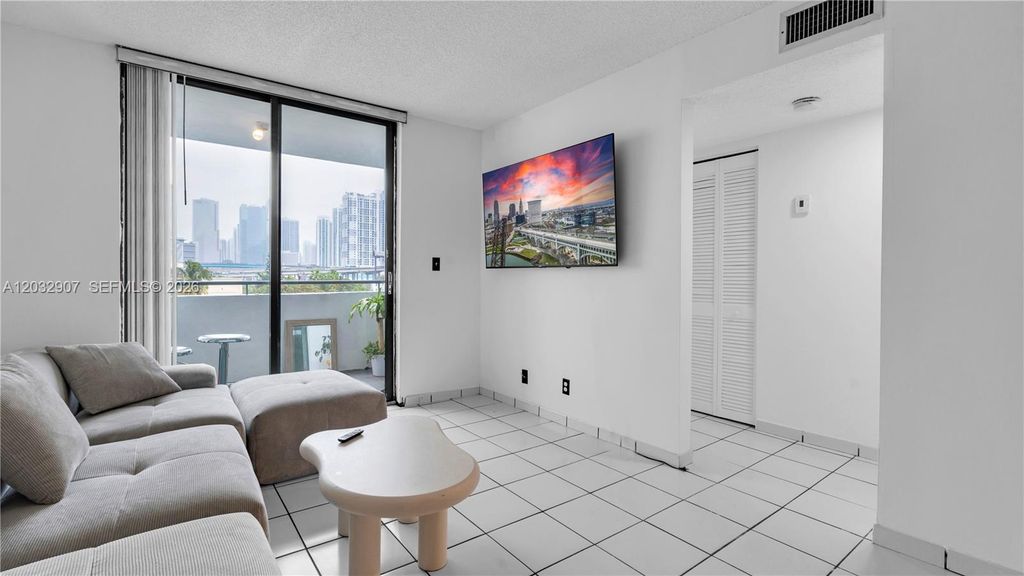 Image 3 of property listing at 546 SW 1st St 603, Miami, FL 33130