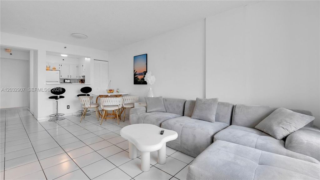 Image 4 of property listing at 546 SW 1st St 603, Miami, FL 33130