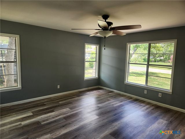 325 Montgomery Street, Yoakum, TX 77995