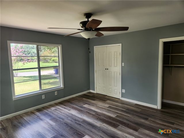 325 Montgomery Street, Yoakum, TX 77995