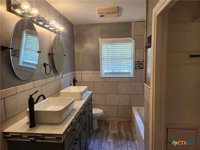 325 Montgomery Street, Yoakum, TX 77995