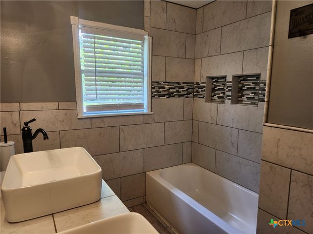 325 Montgomery Street, Yoakum, TX 77995