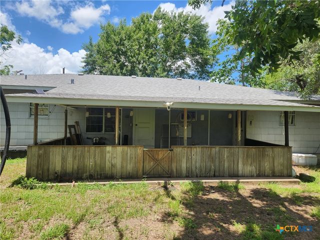 325 Montgomery Street, Yoakum, TX 77995