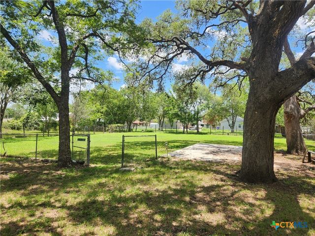 325 Montgomery Street, Yoakum, TX 77995