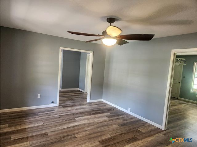 325 Montgomery Street, Yoakum, TX 77995