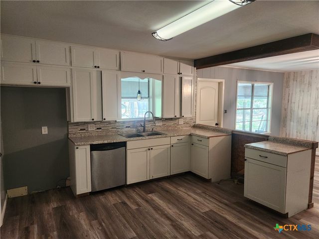 325 Montgomery Street, Yoakum, TX 77995