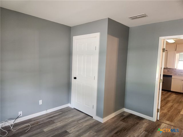 325 Montgomery Street, Yoakum, TX 77995
