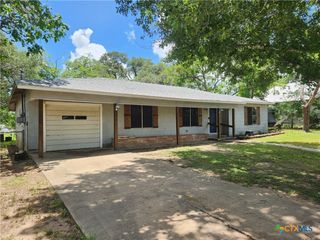 325 Montgomery Street, Yoakum, TX 77995