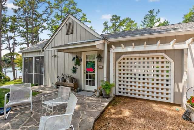 459 Hillcrest Heights DR, Moneta, VA 24121