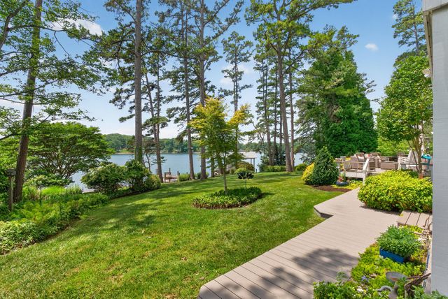 459 Hillcrest Heights DR, Moneta, VA 24121