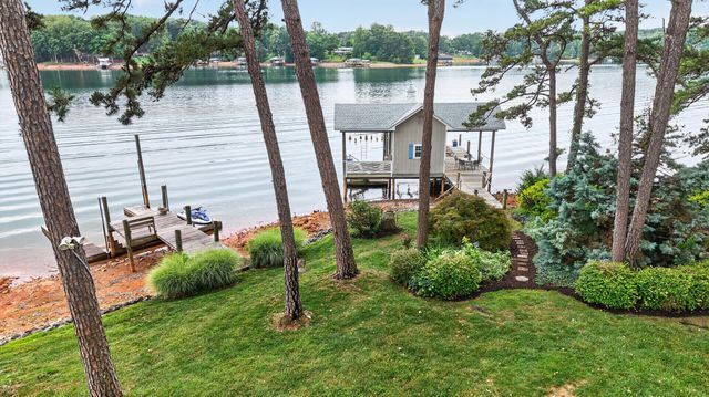 459 Hillcrest Heights DR, Moneta, VA 24121