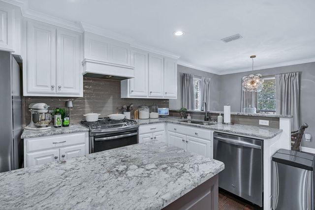 510 Creekside Dr, Marshall, TX 75672