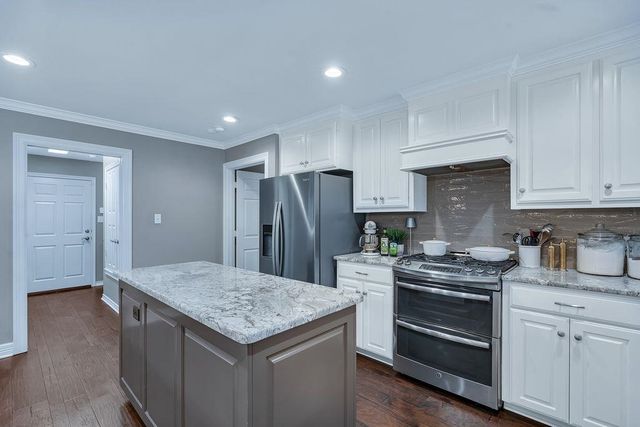 510 Creekside Dr, Marshall, TX 75672