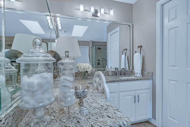 510 Creekside Dr, Marshall, TX 75672