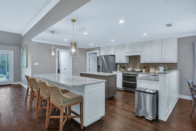 510 Creekside Dr, Marshall, TX 75672