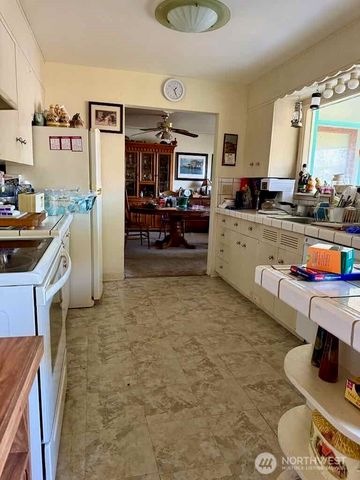 1323 S Montesano St, Westport, WA 98595