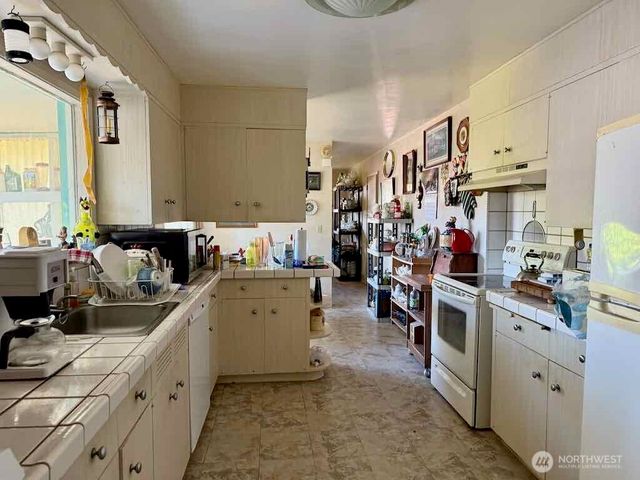 1323 S Montesano St, Westport, WA 98595