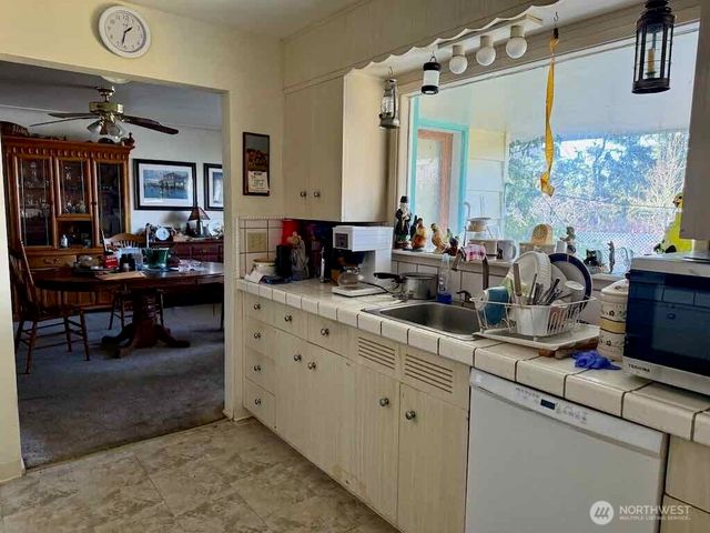 1323 S Montesano St, Westport, WA 98595