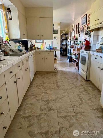 1323 S Montesano St, Westport, WA 98595