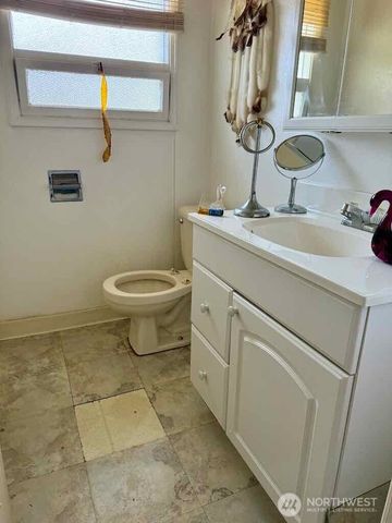 1323 S Montesano St, Westport, WA 98595