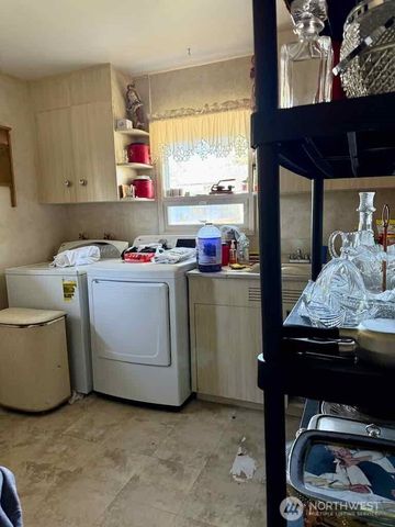 1323 S Montesano St, Westport, WA 98595