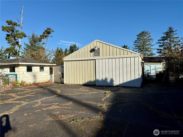 1323 S Montesano St, Westport, WA 98595