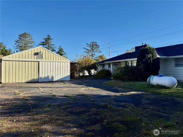 1323 S Montesano St, Westport, WA 98595