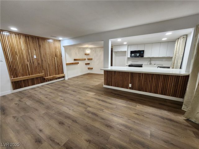 4981 River Glen Drive 63, Las Vegas, NV 89103