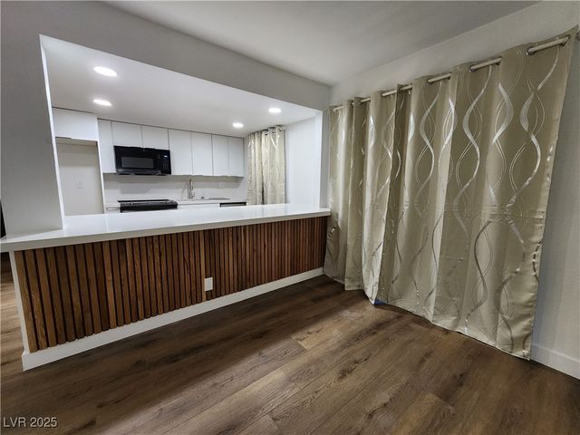 4981 River Glen Drive 63, Las Vegas, NV 89103