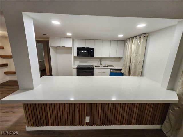 4981 River Glen Drive 63, Las Vegas, NV 89103