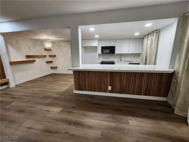 4981 River Glen Drive 63, Las Vegas, NV 89103