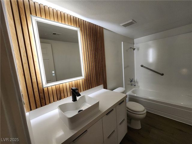 4981 River Glen Drive 63, Las Vegas, NV 89103