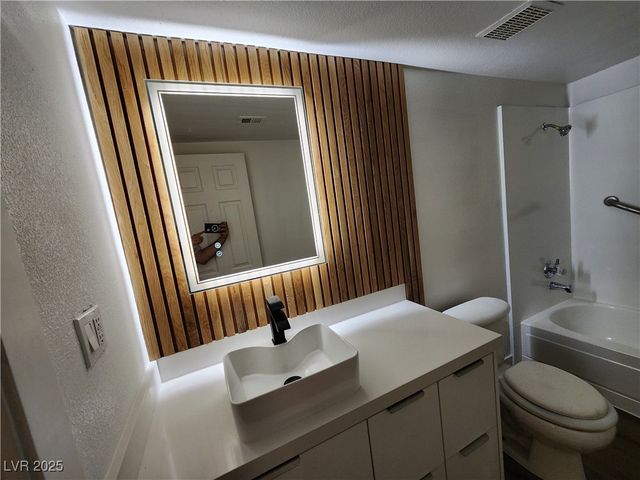 4981 River Glen Drive 63, Las Vegas, NV 89103