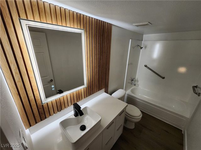 4981 River Glen Drive 63, Las Vegas, NV 89103