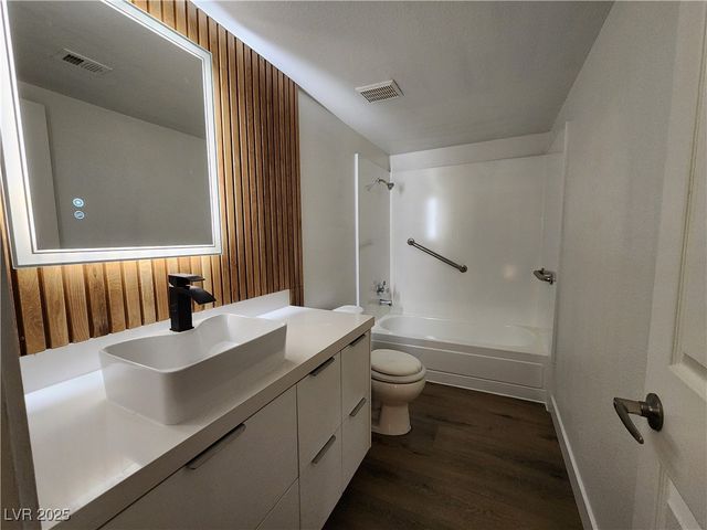 4981 River Glen Drive 63, Las Vegas, NV 89103