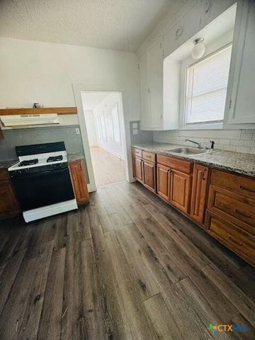 100 N Brazos Street, Lockhart, TX 78644