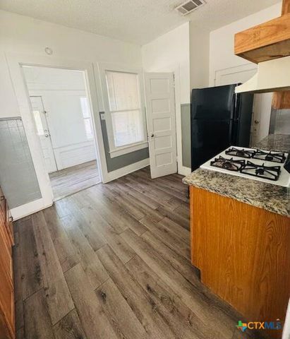 100 N Brazos Street, Lockhart, TX 78644