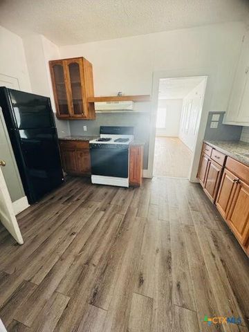 100 N Brazos Street, Lockhart, TX 78644