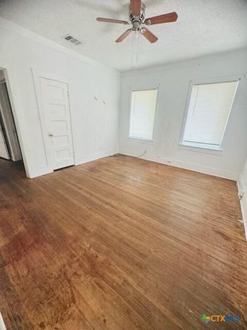 100 N Brazos Street, Lockhart, TX 78644