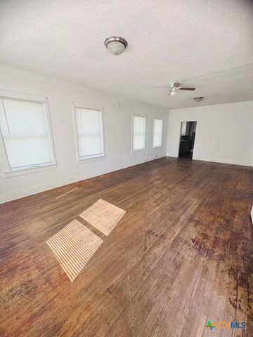 100 N Brazos Street, Lockhart, TX 78644