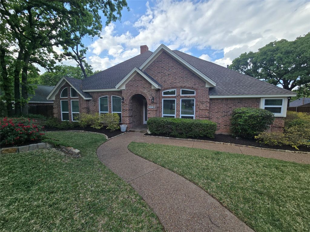 2954 Woodland Hills Drive, Grapevine, TX 76051