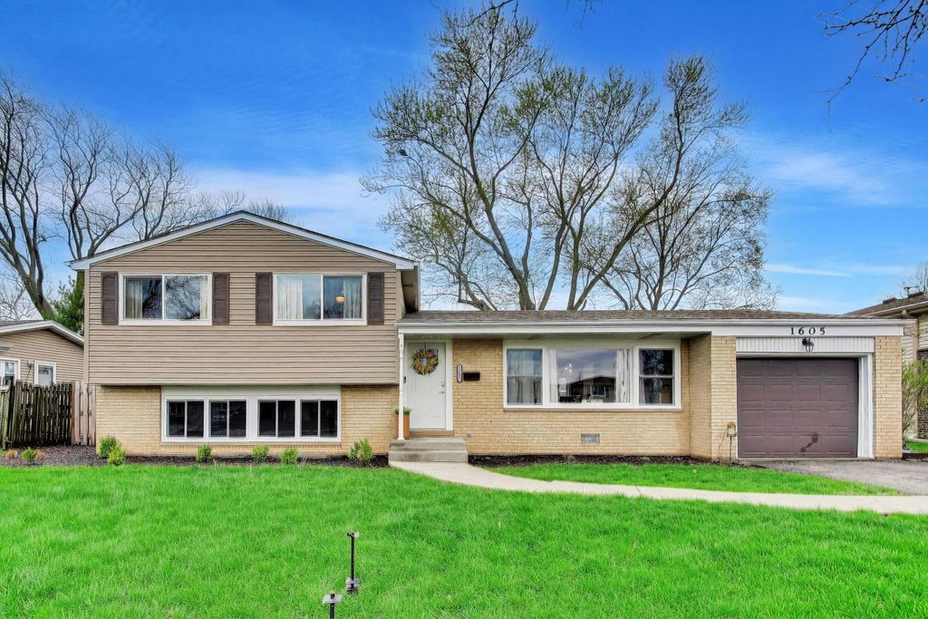 1605 W Lexington Drive, Arlington Heights, IL 60004