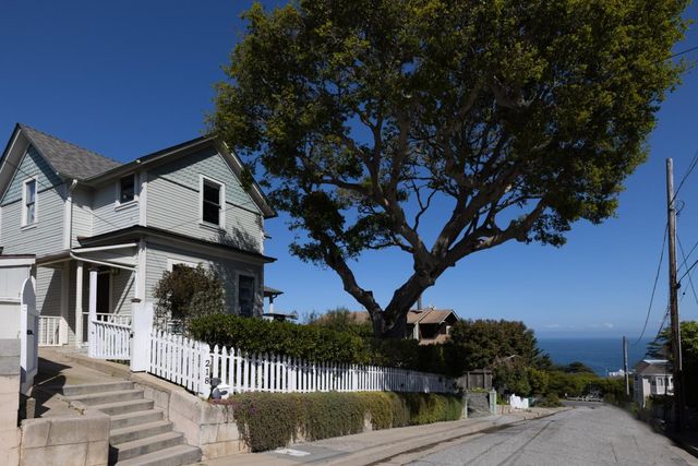 218 4th Street, Pacific Grove, CA 93950