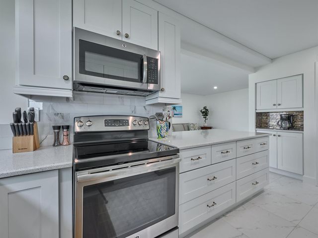 374 Golfview Road 106, North Palm Beach, FL 33408