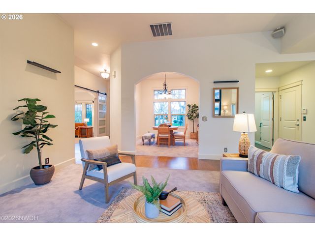 2225 AVENGALE Dr, Eugene, OR 97408